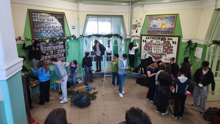 Virágillat és izgalom tölti meg a folyosókat!