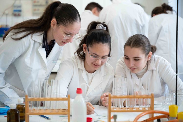 Újra általános iskolások öltöttek fehér köpenyt a Vegyipariban