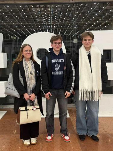 Diákjain a  Gábor Dénes-díjasok Klub Egyesület szimpóziumán